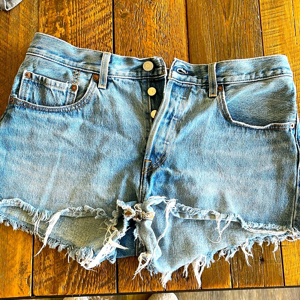 🤍Mid Rise Levi Shorts sz 30🤍